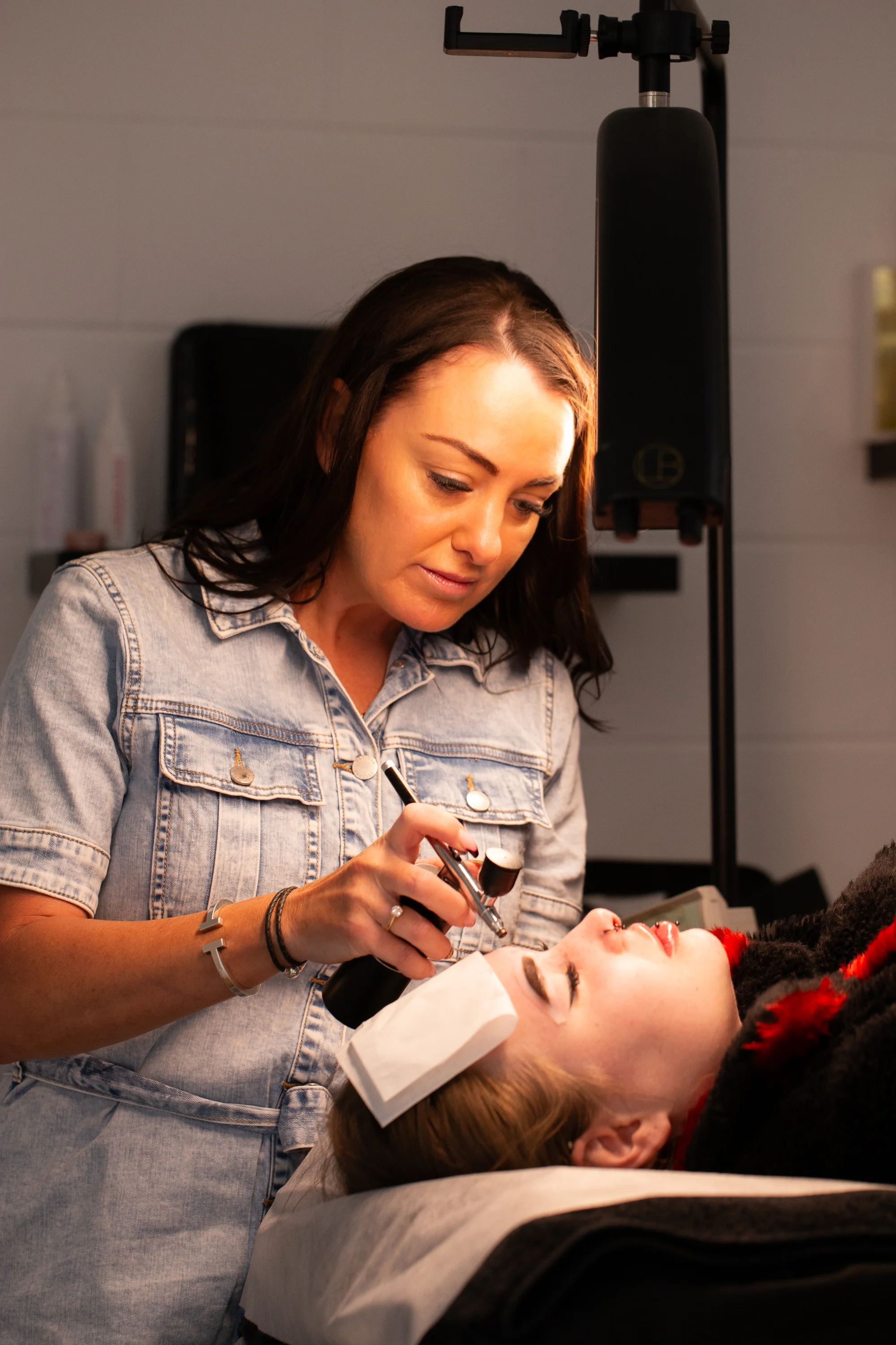 Mirinda applying lash extensions